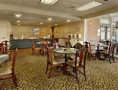 Howard Johnson Inn & Suites Columbus Restaurante foto